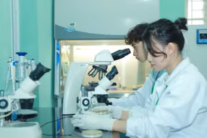 Sinh viên Học viện Nông nghiệp Việt Nam nghiên cứu khoa học.