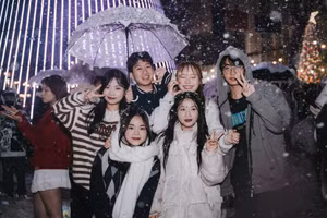 Sinh viên thích thích check in cùng mưa tuyết