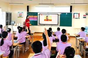 Giờ học tiếng Anh tại Trường Tiểu học Lê Quý Đôn (phường Phúc Lợi). Ảnh: Lê Nguyễn.