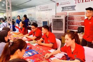 Cán bộ, giảng viên Trường ĐH Kinh tế (ĐH Quốc gia Hà Nội) tư vấn lựa chọn nguyện vọng xét tuyển cho thí sinh và phụ huynh.