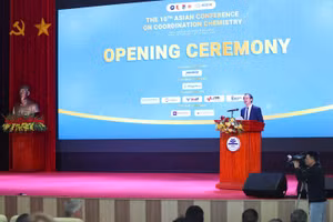 Thứ trưởng Thường trực Bộ GD&ĐT Phạm Ngọc Thưởng phát biểu tại hội thảo.