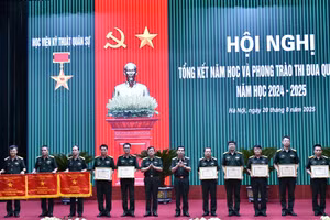 Thủ trưởng Học viện trao thưởng cho các tập thể và cá nhân có thành tích xuất sắc. 