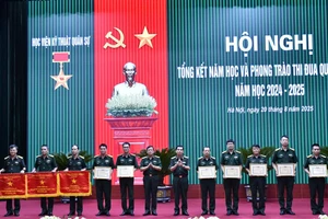 Thủ trưởng Học viện trao thưởng cho các tập thể và cá nhân có thành tích xuất sắc. 
