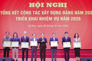 Đảng bộ Học viện Nông nghiệp Việt Nam được Đảng bộ TP Hà Nội tặng Bằng khen.