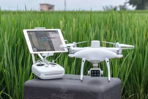 Máy bay không người lái Phantom P4 mang máy ảnh đa phổ. Ảnh: USTH.