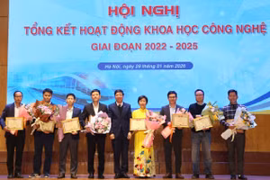 PGS.TS Nguyễn Văn Hùng chúc mừng cán bộ, giảng viên có thành tích trong hoạt động nghiên cứu KHCN.
