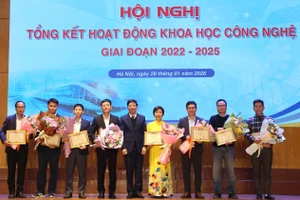 PGS.TS Nguyễn Văn Hùng chúc mừng cán bộ, giảng viên có thành tích trong hoạt động nghiên cứu KHCN.