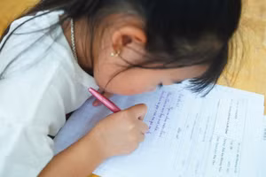 Học sinh tham Cuộc thi Chữ đẹp Việt năm học 2024-2025.