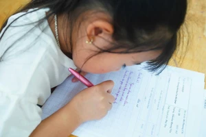 Học sinh tham Cuộc thi Chữ đẹp Việt năm học 2024-2025.