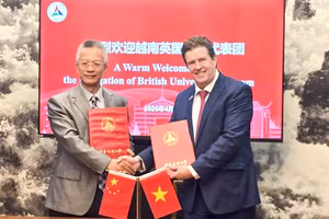 GS Rick Bennett, Phó Chủ tịch BUV, ký kết Biên bản Ghi nhớ hợp tác với Đại học Truyền thông Trung Quốc.