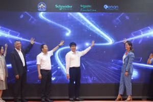 Các đại biểu bấm nút chính thức khởi động Dự án “Vì một hành tinh xanh và Giáo dục AI – Kiến tạo tương lai”.