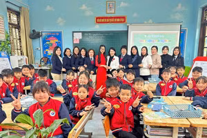 Giáo viên Trường Tiểu học Nguyễn Viết Xuân trực tiếp đứng lớp giảng dạy cho học sinh lớp 5 của Trường Tiểu học Long Xuyên.