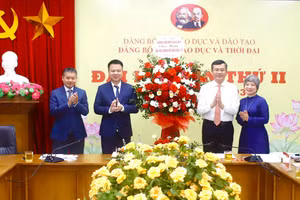 Thay mặt Đảng ủy Bộ GD&ĐT, đồng chí Nguyễn Văn Phúc - Ủy viên Ban thường vụ Đảng ủy, Chủ nhiệm Ủy ban kiểm tra Đảng ủy, Thứ trưởng Bộ GD&ĐT tặng hoa chúc mừng Đại hội Đảng bộ Báo Giáo dục và Thời đại lần thứ II, nhiệm kỳ 2025 - 2030.