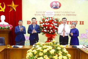 Thay mặt Đảng ủy Bộ GD&ĐT, đồng chí Nguyễn Văn Phúc - Ủy viên Ban thường vụ Đảng ủy, Chủ nhiệm Ủy ban kiểm tra Đảng ủy, Thứ trưởng Bộ GD&ĐT tặng hoa chúc mừng Đại hội Đảng bộ Báo Giáo dục và Thời đại lần thứ II, nhiệm kỳ 2025 - 2030.