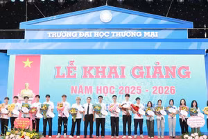 Các sinh viên thủ khoa đầu vào Trường ĐH Thương mại được nhận học bổng.