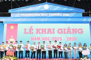 Các sinh viên thủ khoa đầu vào Trường ĐH Thương mại được nhận học bổng.