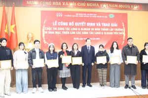 PGS.TS. Phạm Dương Châu – Phó Hiệu trưởng phụ trách Trường ĐH Kinh doanh và Công nghệ Hà Nội trao giải thưởng cho các tác giả đoạt giải thiết kế logo.