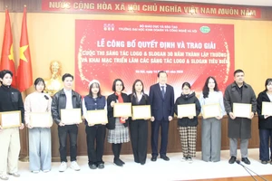 PGS.TS. Phạm Dương Châu – Phó Hiệu trưởng phụ trách Trường ĐH Kinh doanh và Công nghệ Hà Nội trao giải thưởng cho các tác giả đoạt giải thiết kế logo.