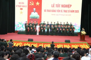 Tân tiến sĩ, thạc sĩ nhận bằng tốt nghiệp từ Học viện Kỹ thuật quân sự - sáng 5/8.