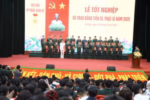 Tân tiến sĩ, thạc sĩ nhận bằng tốt nghiệp từ Học viện Kỹ thuật quân sự - sáng 5/8.