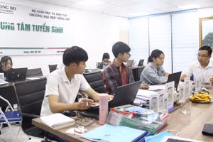 Đặng Thị Phương và Bàn Phúc Chương (ngoài cùng bên trái) đến nhập học tại Trường ĐH Đông Đô.