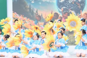 Học sinh Trường tiểu học Phương Mai (Kim Liên, Hà Nội) biểu diễn văn nghệ với chủ đề lối sống xanh, bảo vệ môi trường.