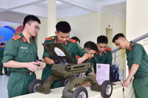 Các học viên tham quan bên lề hội nghị. 