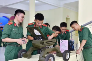 Các học viên tham quan bên lề hội nghị.