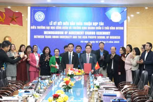 PGS. TS Lê Mạnh Hùng – Hiệu trưởng Trường ĐH Công đoàn và ông Jane Yinyi Yan – Chủ tịch Hội đồng quản trị Trường Kinh doanh Châu Á Thái Bình Dương ký kết hợp tác giữa hai đơn vị. 