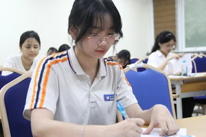 Thí sinh trên cả nước làm thủ tục dự thi tốt nghiệp THPT năm 2025