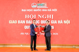 Giám đốc Đại học Quốc gia Hà Nội Bùi Thế Duy (bên phải) trao quyết định cho ông Nguyễn Hoàng Oanh - Ảnh: VJU