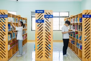 Sinh viên tra cứu tài liệu tại thư viện Trường ĐH Công đoàn