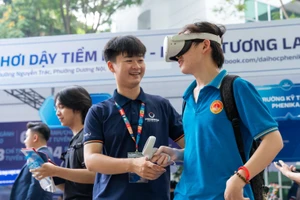 Thí sinh trải nghiệm thiết bị trí tuệ nhân tạo tại Ngày hội lựa chọn nguyện vọng xét tuyển 2025.