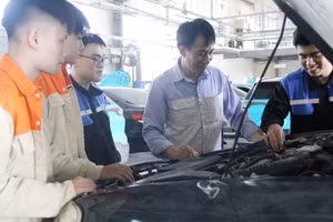 Sinh viên Trường Cao đẳng nghề Kỹ thuật Công nghệ thực hành trên ô tô. 