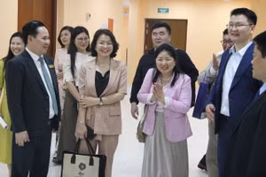 PGS.TS Lê Mạnh Hùng trao đổi bên lề với đoàn đại biểu cấp cao Tổng Công đoàn Mông Cổ.