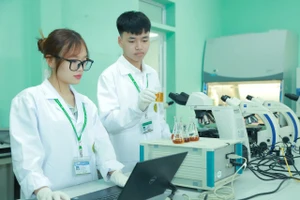 Sinh viên Học viện Nông nghiệp Việt Nam tham gia nghiên cứu khoa học.
