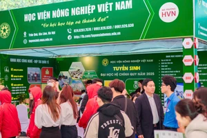 Rất đông phụ huynh, học sinh đến gian tư vấn của Học viện Nông nghiệp Việt Nam để tìm hiểu về các ngành đào tạo.