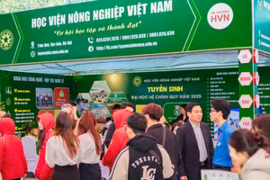 Rất đông phụ huynh, học sinh đến gian tư vấn của Học viện Nông nghiệp Việt Nam để tìm hiểu về các ngành đào tạo.