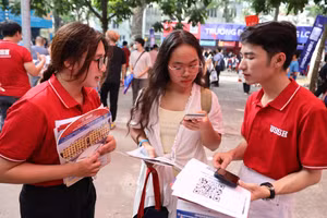 Thí sinh tham dự Ngày hội lựa chọn nguyện vọng xét tuyển. Ảnh: Nam Trần.