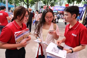 Thí sinh tham dự Ngày hội lựa chọn nguyện vọng xét tuyển. Ảnh: Nam Trần.