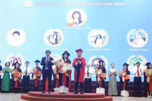 PGS.TS Lê Mạnh Hùng – Hiệu trưởng Trường ĐH Công đoàn và ThS Nguyễn Xuân Hòa- Phó Chủ tịch Hội đồng trường, Chủ tịch Công đoàn - trao bằng tốt nghiệp, Giấy khen và tặng hoa chúc mừng Thủ khoa Ngô Quỳnh Trang.