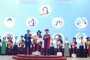 PGS.TS Lê Mạnh Hùng – Hiệu trưởng Trường ĐH Công đoàn và ThS Nguyễn Xuân Hòa- Phó Chủ tịch Hội đồng trường, Chủ tịch Công đoàn - trao bằng tốt nghiệp, Giấy khen và tặng hoa chúc mừng Thủ khoa Ngô Quỳnh Trang.