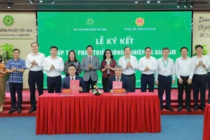 GS.TS Nguyễn Thị Lan, ông Nguyễn Việt Hà, cùng lãnh đạo Học viện Nông nghiệp Việt Nam, xã Gia Lâm chứng kiến lễ ký kết giữa hai đơn vị.