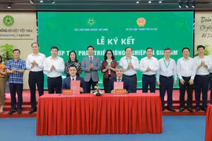 GS.TS Nguyễn Thị Lan, ông Nguyễn Việt Hà, cùng lãnh đạo Học viện Nông nghiệp Việt Nam, xã Gia Lâm chứng kiến lễ ký kết giữa hai đơn vị.