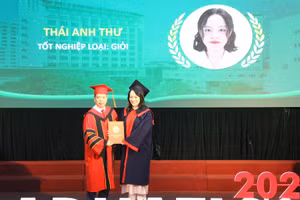 Thái Anh Thư được GS.TS Nguyễn Quốc Huy – Giám đốc Học viện Y – Dược học cổ truyền Việt Nam trao bằng tốt nghiệp.