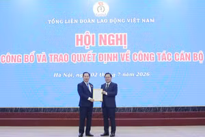 Ông Nguyễn Anh Tuấn - Chủ tịch Tổng Liên đoàn Lao động Việt Nam (bên phải) trao Quyết định bổ nhiệm PGS.TS Lê Mạnh Hùng giữ chức vụ Hiệu trưởng Trường ĐH Công đoàn.