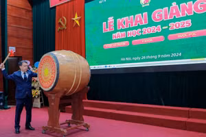 PGS.TS Nguyễn Quốc Huy đánh trống khai giảng năm học 2024 - 2025.