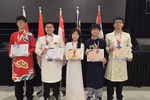 Nguyễn Gia Khánh (ngoài cùng bên phải) tại kỳ thi Olympic tiếng Anh Đông Nam Á Gelosea.