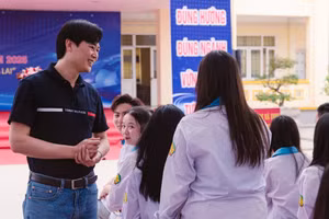 TS Hoàng Trung Học trong một hoạt động tư vấn cho học sinh.