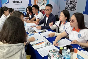 Cán bộ, giảng viên Trường ĐH Thương mại tư vấn tuyển sinh, hướng nghiệp cho thí sinh.